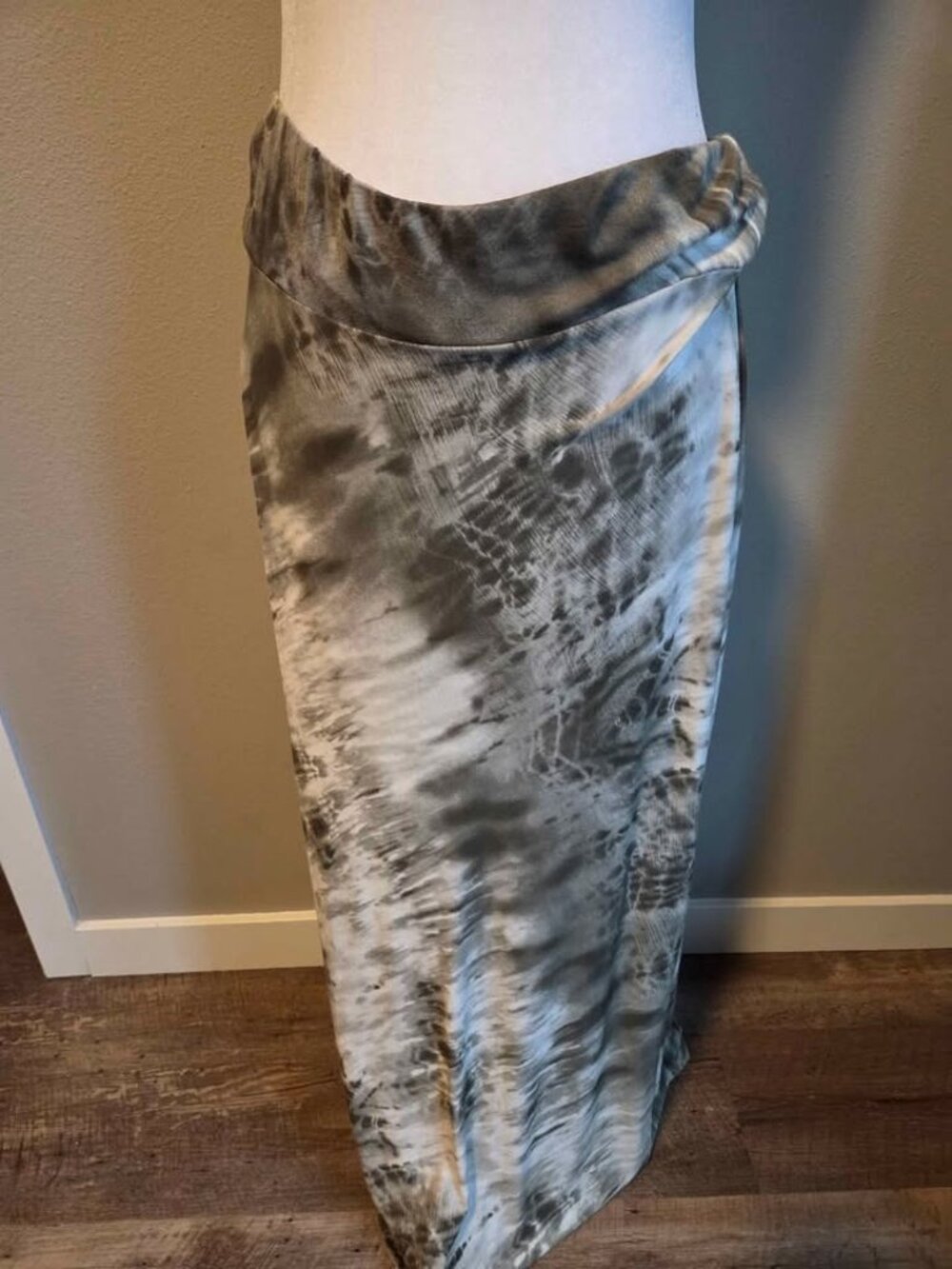 Roz & Ali green and off white tie die style maxi. 1X